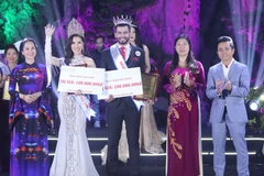 Ban tổ chức trao giải Nhất cho thí sinh Đoàn Thị Minh Thu và Saleem Hammad. (Ảnh: Thanh Tùng/TTXVN)