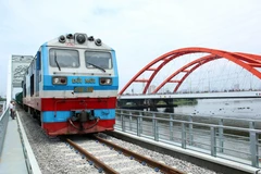 Chuyến tàu đầu tiên đã được chạy thử qua cầu Bình Lợi mới (Ảnh: Tiến Lực/TTXVN)