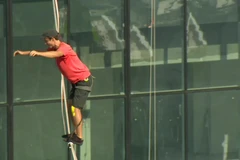 Nghẹt thở với môn thể thao đi bộ trên dây ở độ cao hàng trăm mét