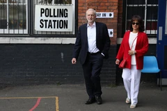 Lãnh đạo Công đảng Anh Jeremy Corbyn (trái) sau khi bỏ phiếu bầu Nghị viện châu Âu (EP) tại London (Ảnh: AFP/TTXVN)