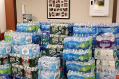 Người dân tại Newark phải sử dụng nước đóng chai cho việc sinh hoạt. (Ảnh: New Jersey Journal)