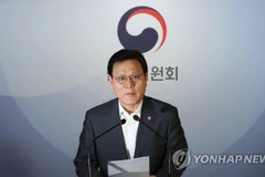 Chủ tịch FSC Choi Jong-ku công bố quyết định từ chối hồ sơ xin thành lập thêm 2 ngân hàng trực tuyến (Nguồn: Yonhap)