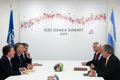 Tổng thống Argentina Mauricio Macri hội đàm với Tổng Giám đốc Quỹ Tiền tệ quốc tế (IMF) Christine Lagarde tại Nhật Bản. (Ảnh: AFP/TTXVN) 