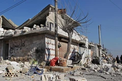Khung cảnh sau vụ không kích tại Idlib. (Ảnh: AFP)