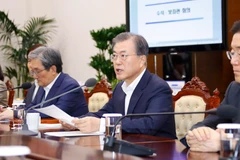 Tổng thống Hàn Quốc Moon Jae-in trong phiên họp với nội các. (Ảnh: Yonhap/TTXVN)