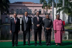 Đại diện các nước nhóm BRICS chụp ảnh chung tại Rio de Janeiro, Brazil. (Ảnh: AFP/ TTXVN) 
