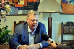 Luật sư Pierre Schifferli trả lời phỏng vấn phóng viên TTXVN. (Ảnh: Xuân Hoàng/TTXVN)