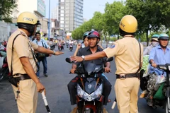 Cảnh sát giao thông dừng xe người vi phạm để kiểm tra.