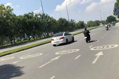 Biển báo tốc độ sơn trên mặt đường.