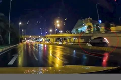 Xe ôtô lao lên dải phân cách.