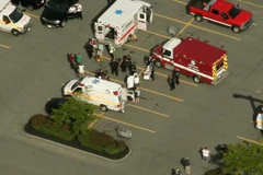 Nhiều xe cứu thương đã có mặt tại hiện trường. (Ảnh: NBC Boston)