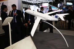 Khách tham quan tại Triển lãm Hàng không Paris (Ảnh: THX/ TTXVN)