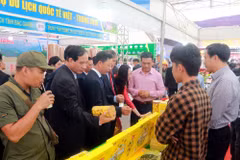 Du khách tham quan gian hàng bán sản phẩm trà hoa vàng của Việt Nam. (Ảnh: Đức Hiếu/TTXVN) 