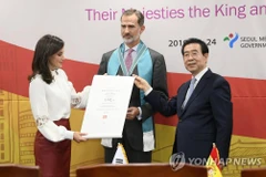 Nhà vua Tây Ban Nha Felipe VI nhận danh hiệu "Công dân danh dự". (Ảnh: Yonhap)