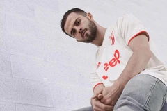 Mẫu áo đấu sân khách của Juventus mang tông màu trắng-đỏ mới lạ. (Ảnh: Juventus)