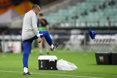 Maurizio Sarri nổi giận trên sân tập (Ảnh: Getty)