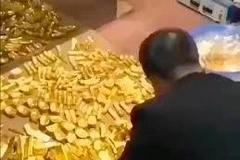 Lực lượng chức năng khám xét nhà của ông Trương Kỳ. (Ảnh cắt từ clip) 