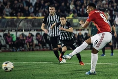 Martial ghi bàn trên chấm phạt đền. (Ảnh: Getty)