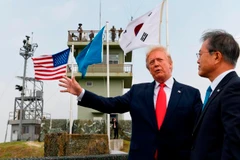 Tổng thống Mỹ Donald Trump và người đồng cấp Hàn Quốc Moon Jae-in tại DMZ. (Ảnh: CNN) 
