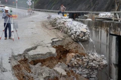 Đường tránh cầu Ngòi Thủ trên cao tốc Nội Bài-Lào Cai bị sạt lở nghiêm trọng. (Ảnh: Việt Dũng/TTXVN) 
