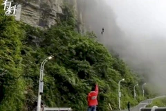 Wan Tiandi giao đồ ăn bằng cách nhảy từ trên núi. (Ảnh: Yahoo)