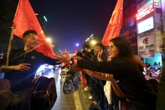 Hàng nghìn cổ động viên Việt Nam đổ ra đường ăn mừng chiến thắng tại các tuyến phố trung tâm Hà Nội. (Ảnh: TTXVN)