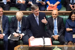 Chủ tịch Hạ viện Anh Jacob Rees-Mogg (giữa) phát biểu tại phiên họp Quốc hội ở London. (Ảnh: AFP/TTXVN)
