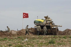 Xe tăng Thổ Nhĩ Kỳ tại khu vực biên giới với Syria. (Ảnh: Reuters)