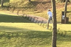 Gareth Bale thảnh thơi đi chơi golf trong khi Real Madrid thua trận. (Ảnh: El Confidential)