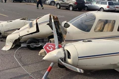 Chiếc máy bay bị hư hỏng nặng sau vụ tai nạn. (Ảnh: 12News)