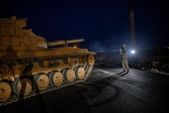 Xe tăng Thổ Nhĩ Kỳ di chuyển hướng tới biên giới Syria. (Ảnh: AFP/TTXVN)