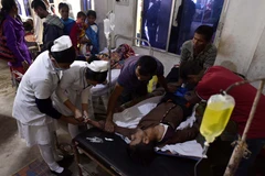 Nạn nhân vụ ngộ độc rượu tại bang Assam của Ấn Độ hồi tháng 2/2019 (Ảnh: AFP/TTXVN)