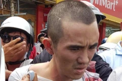 Đối tượng Lê Quang Hồ bị lực lượng công an khống chế. (Ảnh: TTXVN phát)