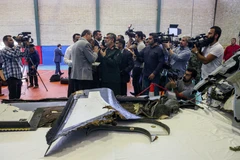 Iran công bố xác máy bay do thám không người lái của Mỹ bị bắn hạ hôm 21/6. (Ảnh: AFP/TTXVN) 