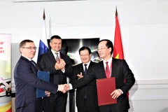 Phó Thủ tướng Trịnh Đình Dũng và Phó Thủ tướng Nga M.Akimov chứng kiến lễ ký kết Bản ghi nhớ hợp tác giữa Bộ Xây dựng Việt Nam và Bộ Xây dựng Liên bang Nga. (Ảnh: Dương Trí/TTXVN)