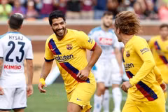 Antoine Griezmann cùng Luis Suarez ăn mừng sau khi Barcelona mở tỷ số. (Ảnh: Fox Sports)