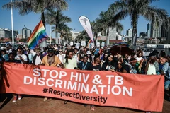 Tuần hành nhằm nâng cao nhận thức về căn bệnh HIV/AIDS tại Durban, Nam Phi. (Ảnh: AFP/TTXVN)