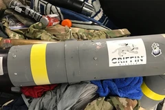 Ống phóng tên lửa bị thu giữ tại sân bay. (Ảnh: News5)