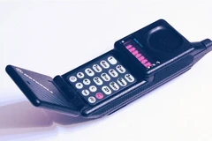 Motorola MicroTAC - chiếc điện thoại di động nắp gập đầu tiên trên thế giới. (Ảnh: Wikiwand)