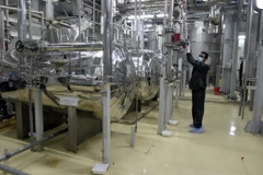 Kỹ thuật viên làm việc trong một cơ sở làm giàu urani ở Iran. (Ảnh: AFP/TTXVN)