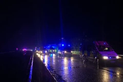 Cảnh sát kiểm tra chiếc xe tải. (Ảnh: The Mirror)