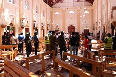 Lực lượng an ninh điều tra tại hiện trường vụ đánh bom ở Colombo. (Ảnh: AFP/TTXVN)