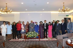 Đồng chí Võ Thị Dung, Phó Bí thư Thành ủy Thành phố Hồ Chí Minh cùng các đại biểu Cuba. (Ảnh: Thanh Vũ/TTXVN)