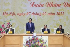 Phó Thủ tướng thường trực Phạm Bình Minh chúc Tết cán bộ, nhân viên Văn phòng Chính phủ. (Ảnh: Dương Giang/TTXVN)