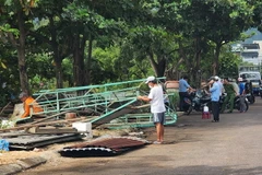 Người dân thu dọn vật dụng của mình sau khi lực lượng chức năng cưỡng chế tháo dỡ. (Ảnh: Tường Quân/TTXVN)