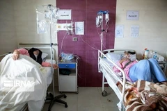 Điều trị cho bệnh nhân nhiễm COVID-19 tại bệnh viện ở Tehran, Iran. (Ảnh: IRNA/TTXVN)