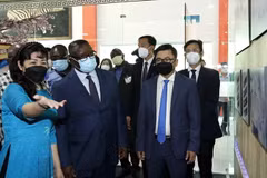 Tổng thống Sierra Leone Julius Maada Bio thăm Công ty Cổ phần Nhà máy Trang thiết bị Y tế United Healthcare tại Khu Công nghệ cao, thành phố Thủ Đức-Thành phố Hồ Chí Minh. (Ảnh: Thanh Vũ/TTXVN)