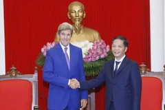 Trưởng Ban Kinh tế Trung ương Trần Tuấn Anh tiếp Đặc phái viên của Tổng Thống Mỹ về Biến đổi khí hậu John Kerry. (Ảnh: Phương Hoa//TTXVN 