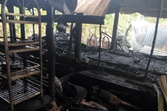 Hiện trường căn nhà của nạn nhân bị cháy hoàn toàn. (Ảnh: TTXVN phát)