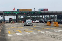 Phương tiện lưu thông vào làn thu phí tự động không dừng trên tuyến cao tốc Hà Nội-Hải Phòng. (Ảnh: Việt Hùng/Vietnam+)